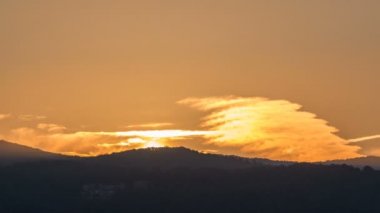 Gündoğumu timelapse, Roma eyaleti, Lazio, Orta Italya'nin Albano Gölü sahilinde panoramik manzaralı