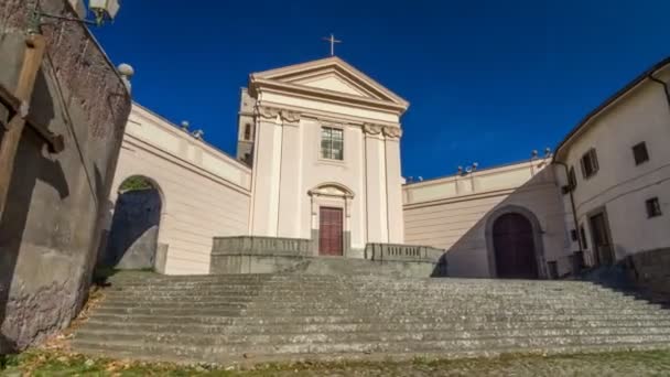 Iglesia de los Capuchinos de Albano Laziale iluminada por el sol timelapse hiperlapso en un día de verano — Vídeos de Stock