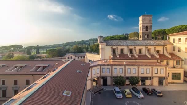 Εκκλησία της το Καπουτσίνοι του Αλμπάνο Laziale φωτίζεται από τον ήλιο timelapse σε μια καλοκαιρινή μέρα — Αρχείο Βίντεο