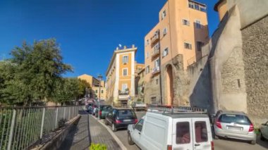 Tipik Ortaçağ dar sokak içinde güzel kasaba Albano Laziale timelapse hyperlapse, İtalya