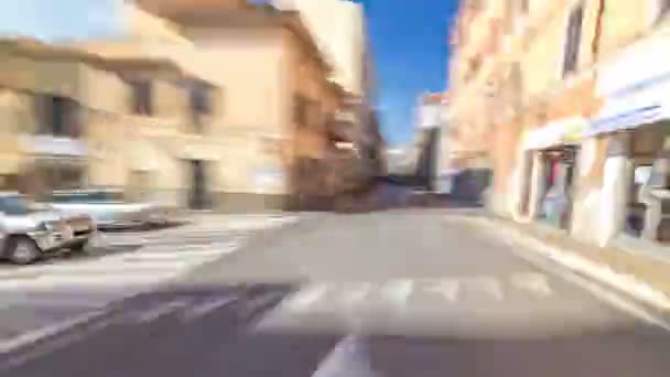 Typische mittelalterliche enge straße in der schönen stadt albano laziale zeitraffer hyperlapse, italien — Stockvideo