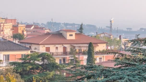 Casas antigas e árvores durante o pôr do sol na bela cidade de Albano Laziale timelapse, Itália — Vídeo de Stock