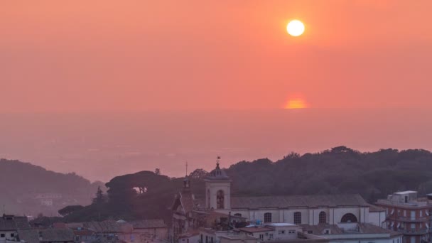 Duomo di San Pancrazio Martire napnyugtakor a timelapse gyönyörű város Albano Laziale, Olaszország — Stock videók