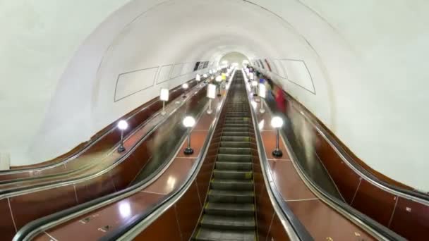 Άτομα που μετακινούνται για την κυλιόμενη σκάλα σε ένα hyperlapse μετρό timelapse — Αρχείο Βίντεο