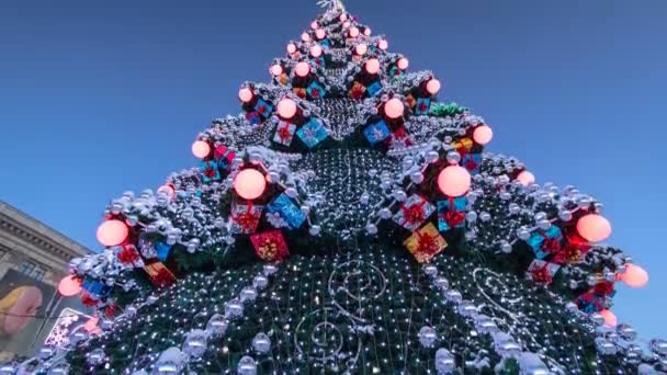 Árbol de Navidad e iluminación de vacaciones timelapse. Nochevieja — Vídeos de Stock