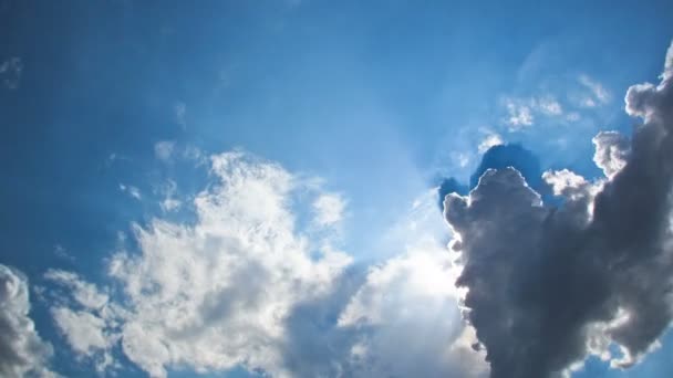 Beau ciel bleu avec rayons de soleil et nuages timelapse .