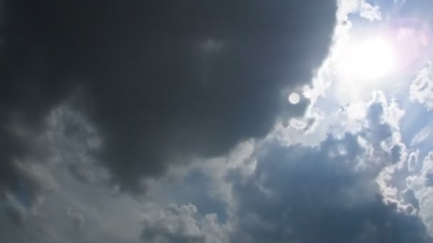 Beau ciel bleu avec rayons de soleil et nuages timelapse .