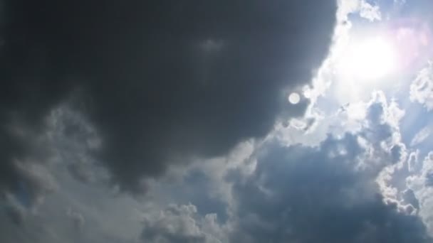 Schöner blauer Himmel mit Sonnenstrahlen und Wolken im Zeitraffer. — Stockvideo