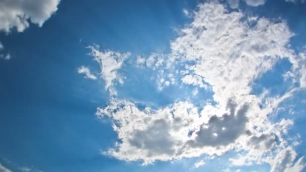 Beautiful blue sky with sunbeams and clouds timelapse. — Stock Video