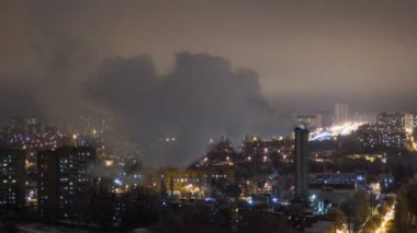 Kharkiv şehir gece timelapse kış, yukarıda. Şehir Merkezi ve lüle ile yerleşim bölgelerine havadan görünümü. Ukrayna.