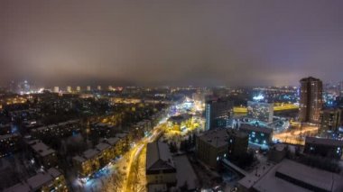 Kharkiv şehir gece timelapse kış, yukarıda. Ukrayna.