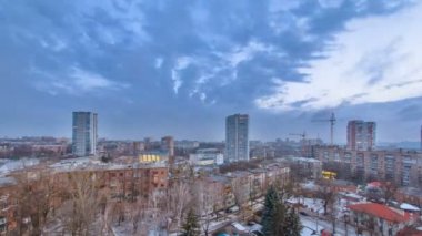 Kharkiv Şehir kış gününde gece timelapse için yukarıda. Ukrayna.