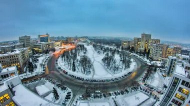 Kharkiv Şehir gün gece geçiş kış timelapse için yukarıda. Havadan görünümü şehir merkezi ve Özgürlük Meydanı. Ukrayna.