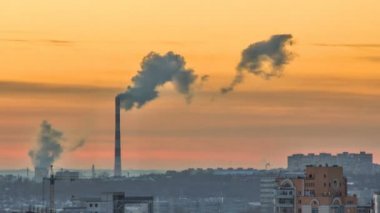 Duman ve Konut Apartman binaları timelapse ile borular.