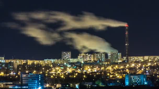 Tubos con humo y edificios de apartamentos residenciales timelapse . — Vídeos de Stock