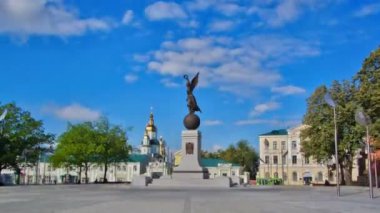 Bağımsızlık Anıtı timelapse hyperlapse. Nika bir topa bir arka planda gökyüzü ve binaların tanrıça. Şehir Merkezi. Kharkiv, Ukrayna