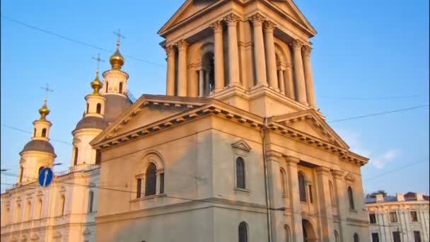 De klokkentoren van de veronderstelling kathedraal Uspenskiy Sobor timelapse hyperlapse in Kharkiv, Oekraïne — Stockvideo