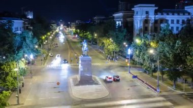 Şehir kurucusu hava gece timelapse - kazak Kharko Anıtı Nauki Prospekt Kharkov içinde yer alan. Yolda trafik