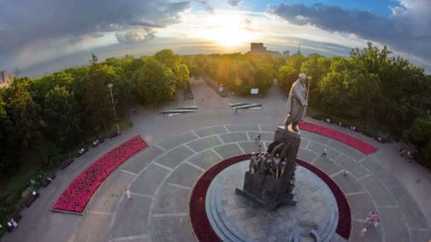 Timelapse Taras Shevchenko μνημείο στο πάρκο Shevchenko με ποιητικές εικόνες του των αγωνιστών για την ελευθερία. — Αρχείο Βίντεο