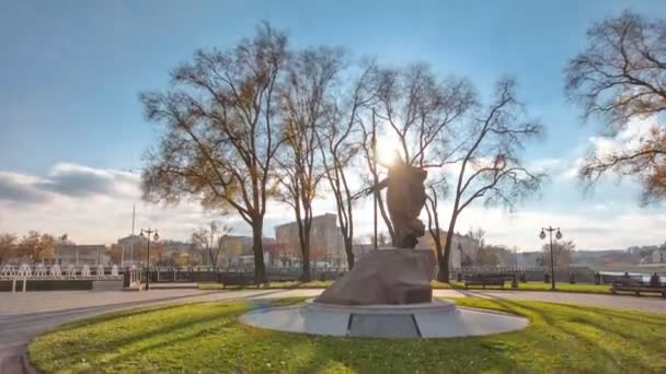 O monumento ao Santo Apóstolo André, o Primeiro Chamado no parque da cidade strelka timelapse em Kharkov, Ucrânia — Vídeo de Stock