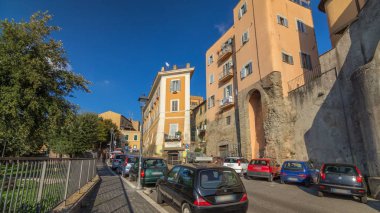 Tipik Ortaçağ dar sokakta güzel kasaba Albano Laziale timelapse hyperlapse, İtalya. Termes yakınındaki birçok gezi ile yolda yürürken