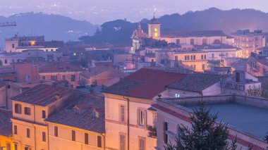Duomo di San Pancrazio Martire güzel kasaba Albano Laziale günde gece geçiş timelapse, İtalya için güneş battıktan sonra. Havadan görünümü ile çatılar yaz akşam eski evler