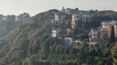 Albano Gölü kıyısı ile panoramik gündoğumu timelapse, Roma eyaleti, Lazio, Orta Italya'nin ev sahipliği yapmaktadır. Sabah güneşi, yeşil ağaçlar