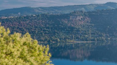 Panoramik gündoğumu timelapse, Roma eyaleti, Lazio, Orta Italya'nin Albano Gölü sahilinde. Sabah güneşi, yeşil ağaçlar