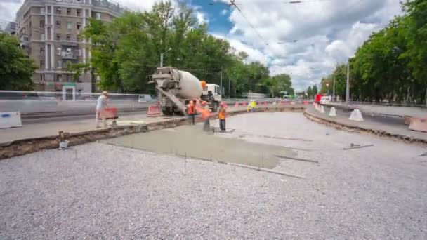 Konkrétní práce pro silniční údržbu stavby s mnoha pracovníků a směšovače timelapse — Stock video