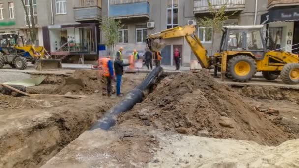 Penggalian di tempat kerja konstruksi pipa untuk menggantikan pipa air tiLapse — Stok Video