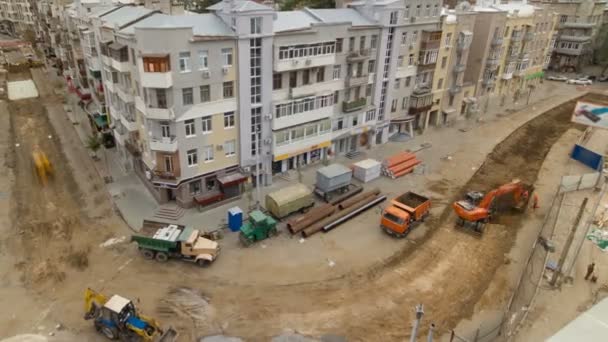 Промышленный экскаватор загружает грунт с дорожно-строительной площадки в самосвалы — стоковое видео