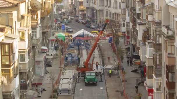 Descarga de placas de hormigón de camión por grúa en la construcción de carreteras timelapse . — Vídeos de Stock