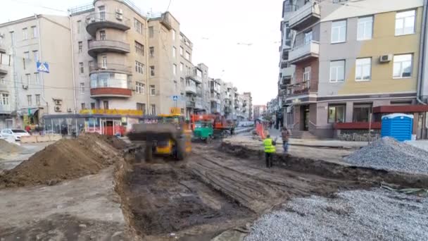 Industriella maskiner på arbetande Bygg bygga webbplats timelapse. Bulldozer och kranen arbetar på marken — Stockvideo