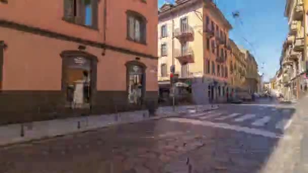 La rue avec des bâtiments anciens dans le centre de Milan timelapse hyperlapse, Italie — Video