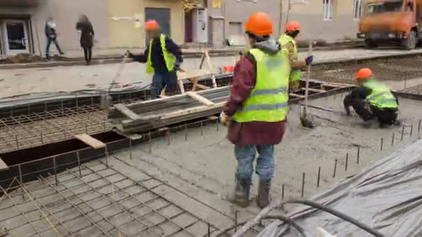 Trabajos de hormigón para la construcción de mantenimiento de carreteras con muchos trabajadores y timelapse mezclador — Vídeos de Stock