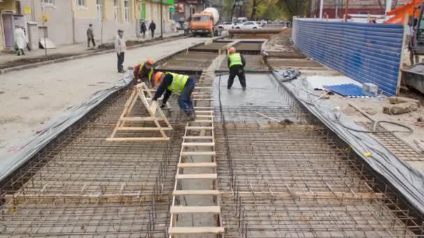 Lavori in calcestruzzo per la costruzione di manutenzione stradale con molti lavoratori e timelapse miscelatore — Video Stock