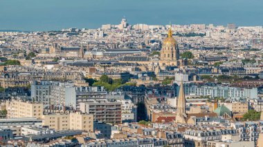 Paris 'teki evlerin çatılarının üstündeki hava manzarası. Sefillerle akşam manzarası gün batımına yol açtı.