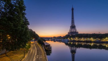 Eyfel Kulesi ve Seine nehri. Gün doğumundan önce geçiş zamanı, Paris, Fransa. Bir-Hakeim Köprüsü 'nden sabah görüşü ve su yansımaları.