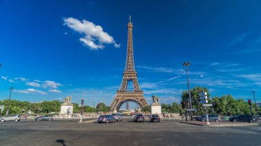 Paris 'teki Siene nehri üzerindeki köprüde trafik sıkışıklığı olan Eyfel Kulesi. Zaman atlaması, Fransa. Yazın mavi bulutlu gökyüzü Yeşil ağaçlar ve etrafta yürüyen insanlar