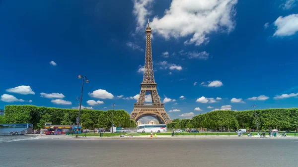 Paris 'teki Champs de Mars' taki Eyfel Kulesi. Zaman atlaması, Fransa. Yazın yeşil çimenli ve çeşmeli mavi bulutlu gökyüzü