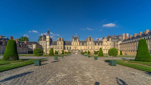 Güzel ortaçağ landmark - royal avcılık kale Fontainbleau timelapse hyperlapse fromt görünümü girişi ile. Sarayı Fontainebleau - Fransa, UNESCO Dünya Miras Listesi en büyük Kraliyet chateaux biri.