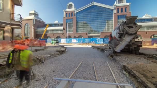 Trabalhos de concreto para a construção de manutenção de estradas com muitos trabalhadores e misturador timelapse — Vídeo de Stock