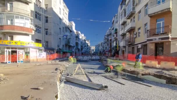 Trabajos de hormigón para la construcción de mantenimiento de carreteras con muchos trabajadores y timelapse mezclador — Vídeos de Stock