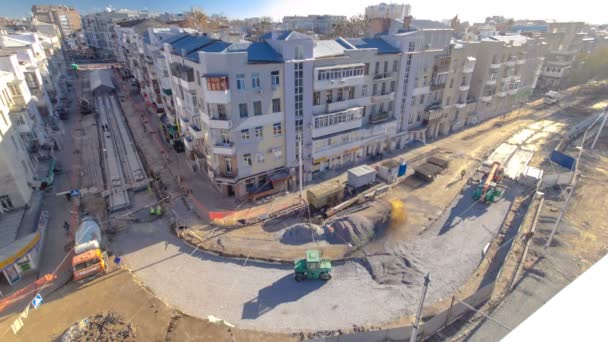 Betongarbeten för vägkonstruktion underhåll med många arbetare och mixer timelapse — Stockvideo