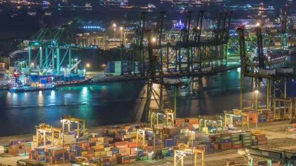 Obchodní přístav Singapur noční timelapse. Ptačí panoramatický pohled nejrušnější asijské nákladní přístav