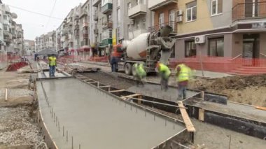 Yol bakım yapımı ile birçok işçi ve mikser timelapse için Beton işleri