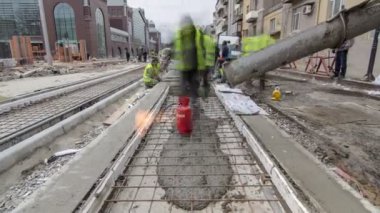 Beton Mikser timelapse hyperlapse tarafından yol yapmak için çelik takviye koyduktan sonra hazır beton dökme.