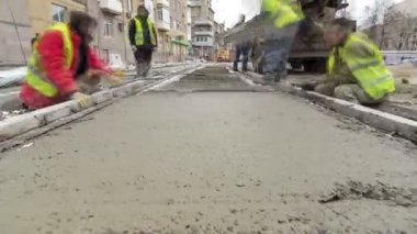 Beton Mikser timelapse hyperlapse tarafından yol yapmak için çelik takviye koyduktan sonra hazır beton dökme.