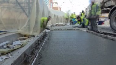 Beton Mikser timelapse hyperlapse tarafından yol yapmak için çelik takviye koyduktan sonra hazır beton dökme.