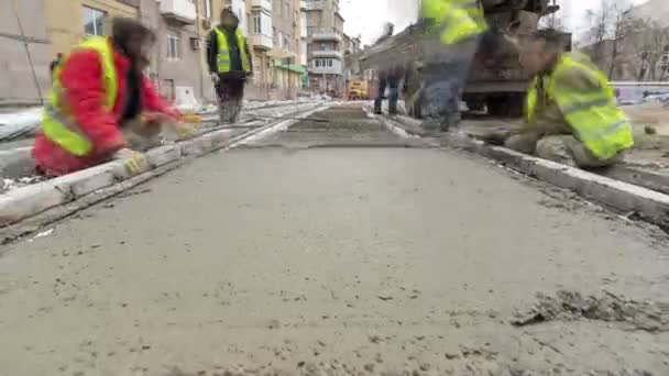 Verter el hormigón premezclado después de colocar el refuerzo de acero para hacer que la carretera por el hiperlapso del lapso de tiempo del mezclador de concreto . — Vídeos de Stock